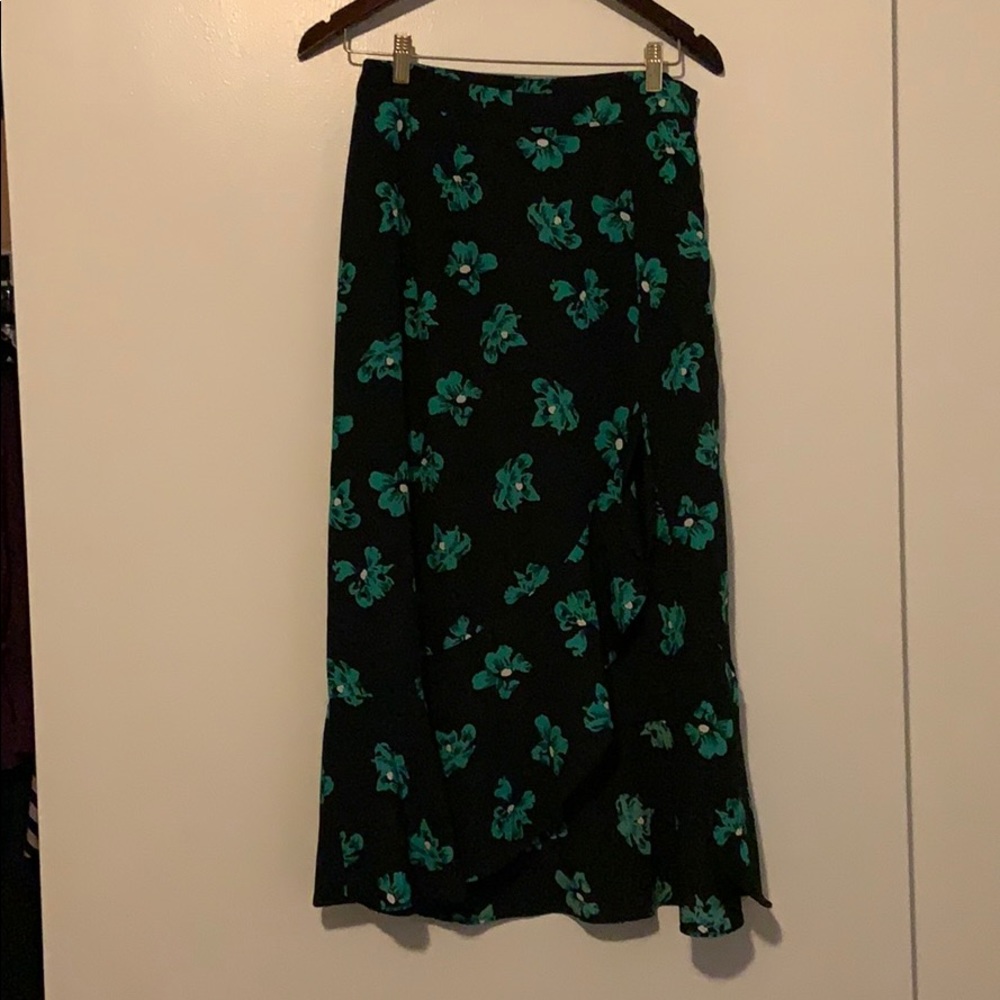 Floral skirt with ruffle slit
